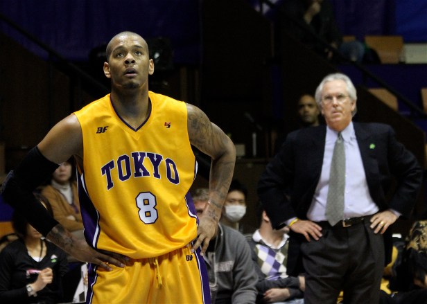 Jerent_Tyler_with_Bob_Hill_in_background